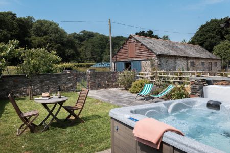 Garden with hot tub